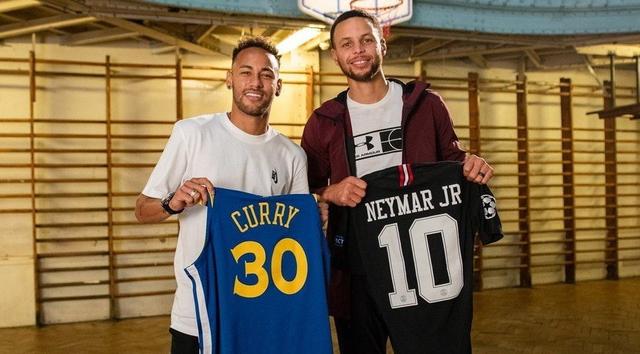 Neymar gir en drakter til Stephen Curry